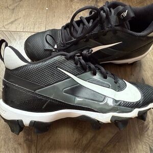 Size Men’s 7 wide football cleats